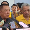Ketua DPD Partai Golkar Kota Banjar Dadang Ramdhan Kalyubi (kiri) saat diwawancara awak media bersama Bakal Calon Wali Kota Banjar dari Partai Golkar Ir H Sudarsono, Kamis 1 Agustus 2024. (Cecep Herdi/Jabar Ekspres)
