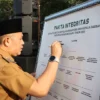 Pj Bupati KBB, Ade Zakir saat menandatangani fakta integritas netralitas ASN jelang Pilkada serentak 2024. Senin (5/8). Foto Jabar Ekspres