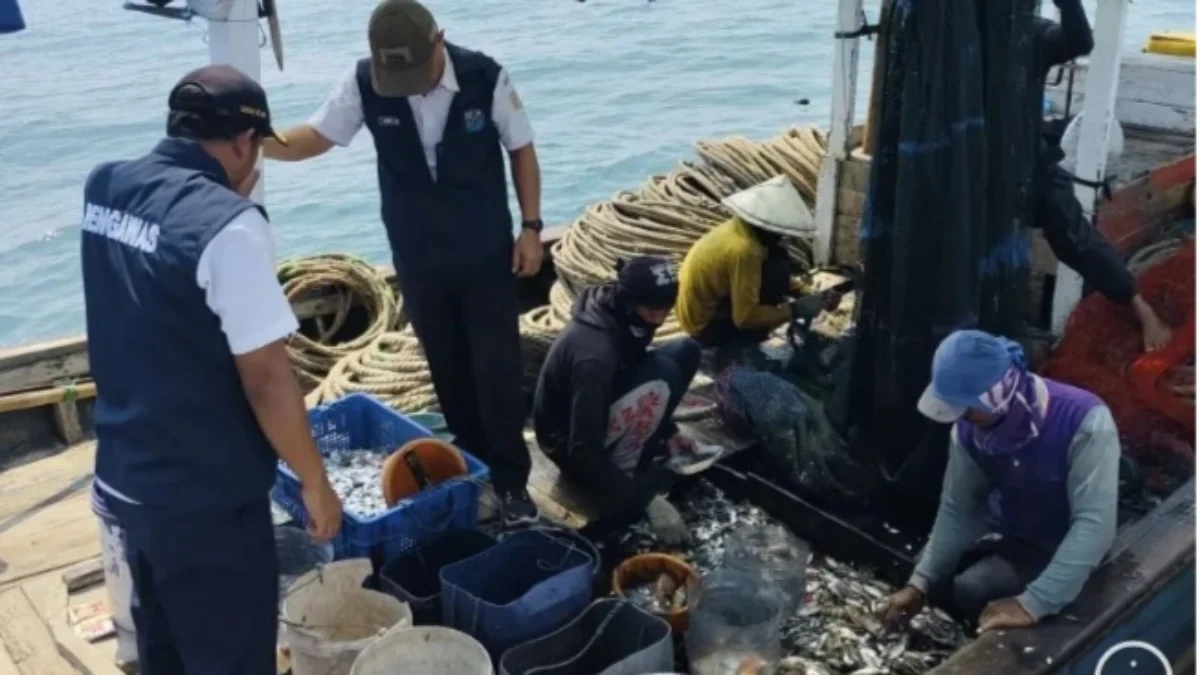 Sudin KPKP Kabupaten Kepulauan Seribu tangkap 9 nelayan karena gunakan alat yang dilarang. (foto/ANTARA)
