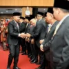 50 Anggota DPRD Kota Bandung Periode 2024-2029 Resmi Dilantik, Bey Machmudin Beri Ucapan Selamat Penjabat Gubernur Jawa Barat Bey Machmudin menghadiri dan memberikan sambutan pada Rapat Paripurna DPRD Kota Bandung dalam rangka Pengambilan Sumpah/Janji Anggota DPRD Kota Bandung Masa Jabatan Tahun 2024-2029 di gedung DPRD Kota Bandung, Senin (5/8/2024).(Foto: Biro Adpim Jabar)