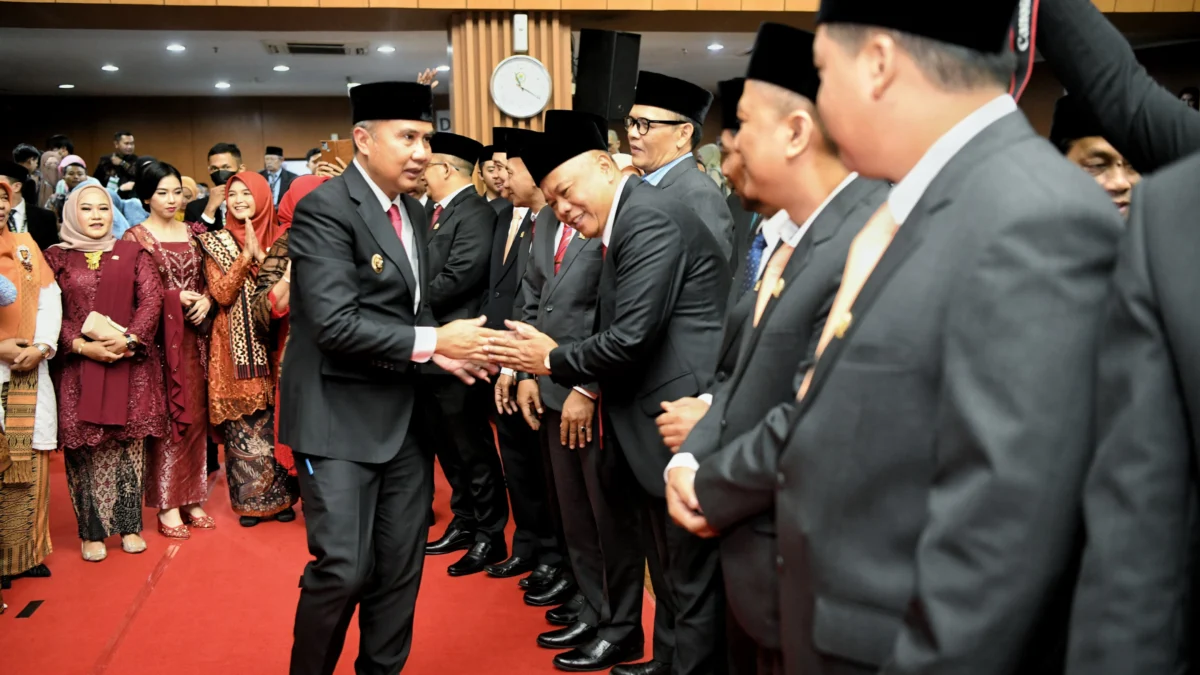 50 Anggota DPRD Kota Bandung Periode 2024-2029 Resmi Dilantik, Bey Machmudin Beri Ucapan Selamat Penjabat Gubernur Jawa Barat Bey Machmudin menghadiri dan memberikan sambutan pada Rapat Paripurna DPRD Kota Bandung dalam rangka Pengambilan Sumpah/Janji Anggota DPRD Kota Bandung Masa Jabatan Tahun 2024-2029 di gedung DPRD Kota Bandung, Senin (5/8/2024).(Foto: Biro Adpim Jabar)