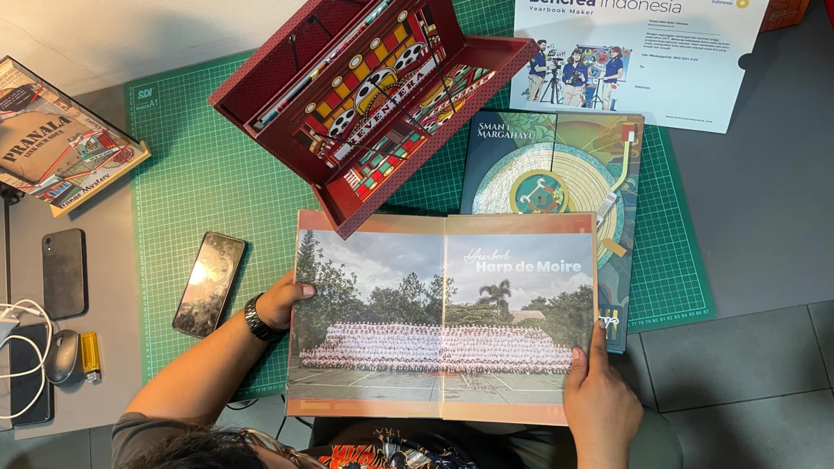 Ditengah gempuran era digitalisasi, Bencrea perusahaan yang bergerak di bidang buku tahunan terus berikan konsep menarik. Foto Agi Jabar Ekspres