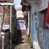 Jalan Gang Rahayu di Kampung Poswetan, Desa Kertamulya, Kecamatan Ngamorah, KBB masih ditutup dengan tembok oleh pemilik lahan. Senin (5/8). Foto Jabar Ekspres