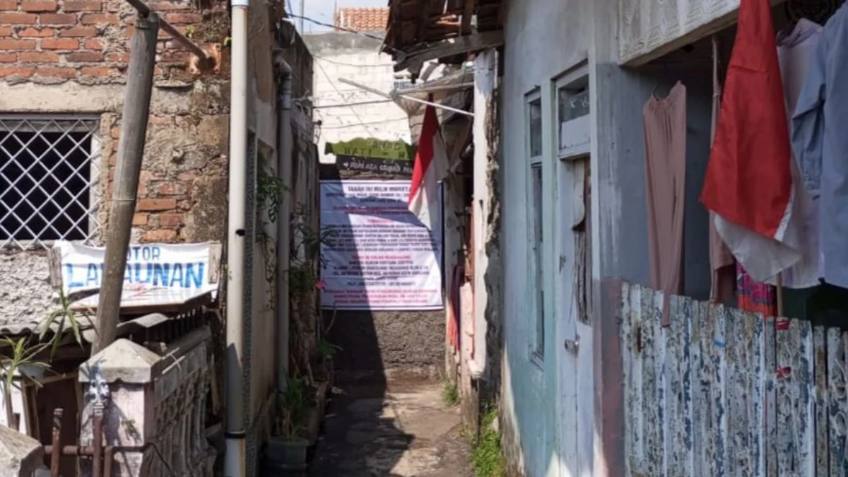 Upaya Mediasi Gagal, Jalan Gang Rahayu Masih Ditembok Permanen Jalan Gang Rahayu di Kampung Poswetan, Desa Kertamulya, Kecamatan Ngamorah, KBB masih ditutup dengan tembok oleh pemilik lahan. Senin (5/8). Foto Jabar Ekspres