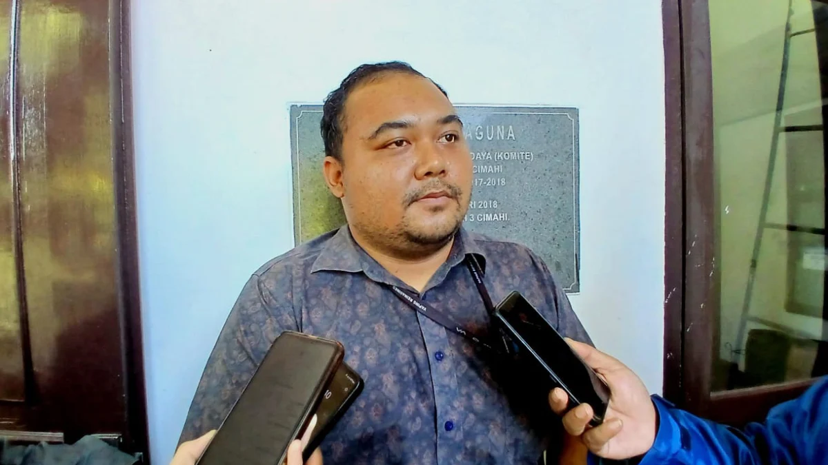 Jumlah DPT Kota Cimahi Diprediksi Bertambah, Ini Faktornya! Ketua KPU Kota Cimahi, Anzhar Ishal Afryand Menyebut Jumlah Daftar Pemilih Tetap (DPT) di Cimahi Bertambah dengan Banyaknya Pemilih Pemula (Mong/Jabar Ekspres)