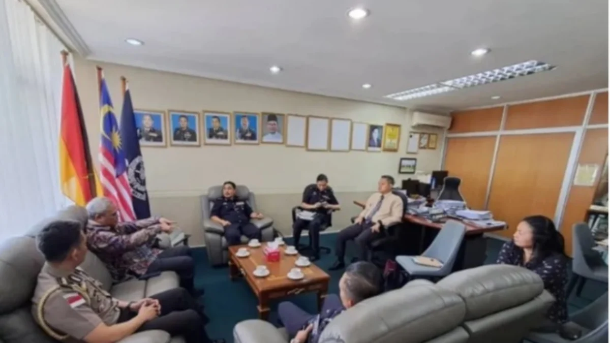 Kasus Pembunuhan WNI, Polisi Malaysia Cari Tersangka Penembakan Konjen RI Kuching R Sigit Witjaksono bersama jajarannya bertemu dengan Ketua Polis Daerah Miri. (foto/ANTARA)