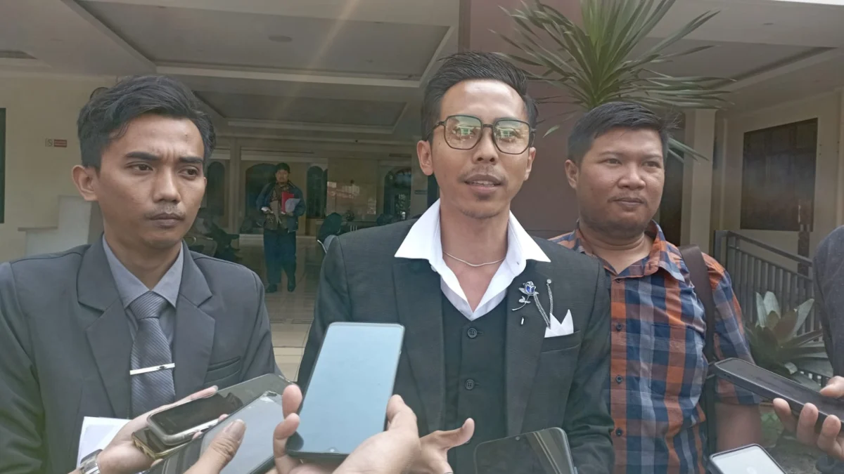 Kuasa Hukum Sembilan Bintang, R. Anggi Triana Ismail saat memberikan keterangan kepada media. Foto : Sandika Fadilah /Jabarekspres.com