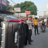 Jajaran petugas Satlantas Polresta Bogor dan Dishub Kota Bogor saat mengatur arus lalulintas di lokasi kejadian, Jalan KS Tubun, Selasa (6/8). (Yudha Prananda / Jabar Ekspres)
