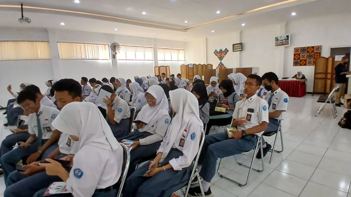Antusiasme Tinggi Siswa SMA di Cimahi dalam Sosialisasi 'KPU Goes to School' Doc. Sejumlah Siswa Siswi SMA di Kota Cimahi Mengikuti Sosialisasi KPU Goes to School (Mong/Jabar Ekspress)