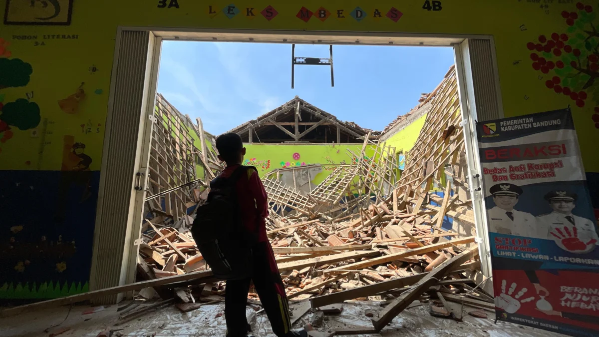 Atap Bangunan Kelas SDN Dahniar Ambruk, Ternyata Ini Penyebabanya! Salah satu siswa SDN Dahniar di Cangkuat Kabupaten Bandung saat melihat kondisi kelasnya yang roboh, Rabu (7/8). (Agi/Jabar Ekspres)