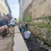 Doc. Sejumlah Warga di Kekurahan Citeureup Sedang Beraktivitas dalam Program Padat Karya (Mong/Jabar Ekspress)