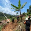 Puluhan rumah di Kampung Gintung, Desa Cibenda, Kecamatan Cipongkor rusak diterjang longsor. (25/3). Dok Jabar Ekspres