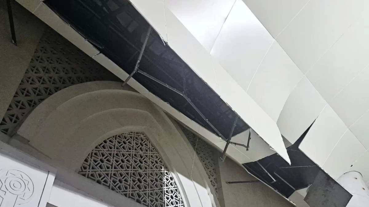 Imbas Ambruknya Plafon Masjid Agung Kota Bogor, Komisi III Bakal Panggil Dinas PUPR Kondisi ambruknya plafon Masjid Agung Kota Bogor di salah satu titik. (Yudha Prananda / Jabar Ekspres)