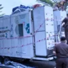 Kejari Bale Bandung saat menyita caravan mobile lab milik Dinkes KBB. Kamis (8/8). Dok istimewa
