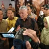Ketua KPU Kota Bandung Wenti Frihadianti (kanan) saat menjabarkan persiapan pendaftaran calon kepala daerah, Jumat (9/8)