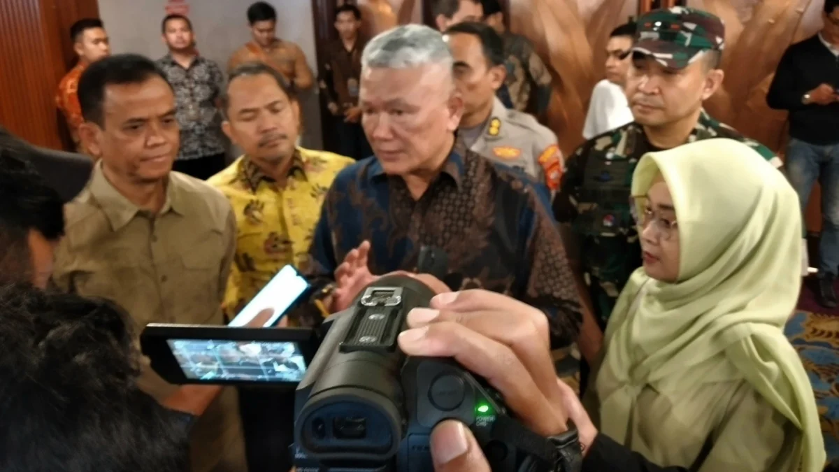 KPU Ingatkan Visi-Misi Calon Wali Kota untuk Adopsi RPJMD Ketua KPU Kota Bandung Wenti Frihadianti (kanan) saat menjabarkan persiapan pendaftaran calon kepala daerah, Jumat (9/8)