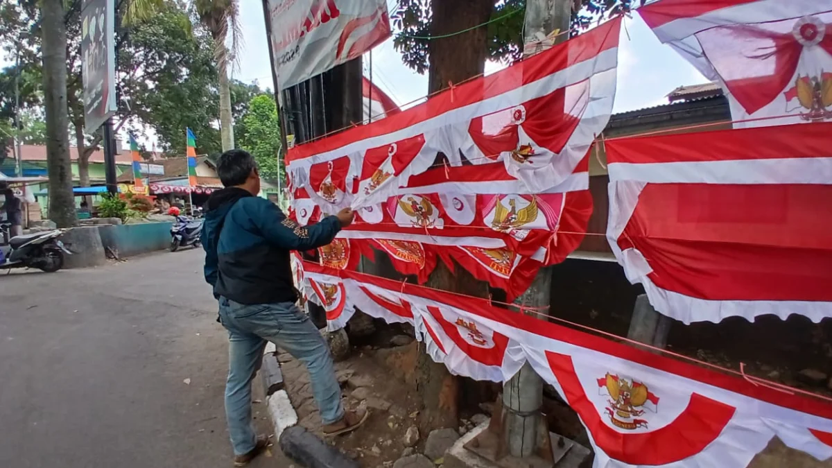 Perjuangan Pedagang Bendera Asal Garut, Menjemput Rezeki di Kota Cimahi Doc. Menyanbut Hari Kemerdekaan Indonesia pada 17 Agustus 2024 Mendatang, Ramai nya Penjual Bendera di Sejumlah Ruas Jalan di Kota Cimahi (Mong)
