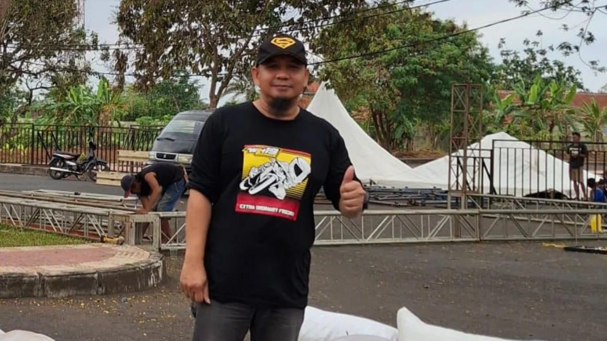 Ketua Penyelenggara Matic Race HBH Cup, Ir Soedrajat Argadireja mematangkan persiapan lokasi sirkuit di Sport Center Kota Banjar, Jumat 9 Agustus 2024. (Cecep Herdi/Jabar Ekspres)