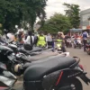 Parkiran motor di keramaian aktivitas warga wilayah Kecamatan Cicalengka, Kabupaten Bandung. (Yanuar/Jabar Ekspres)