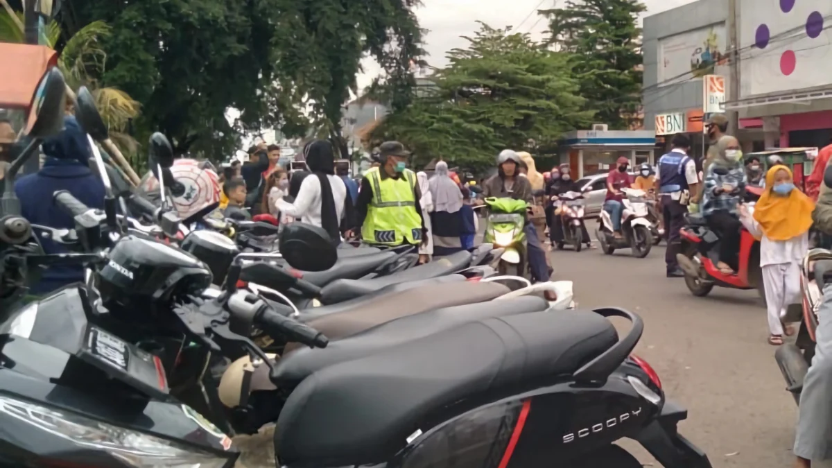 Parkiran motor di keramaian aktivitas warga wilayah Kecamatan Cicalengka, Kabupaten Bandung. (Yanuar/Jabar Ekspres)