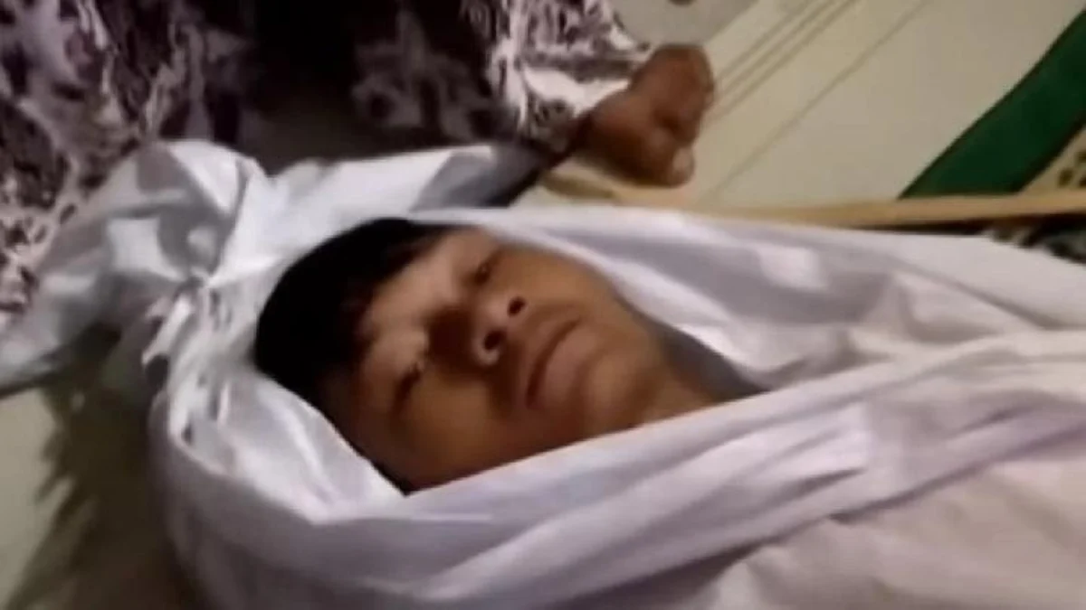 MUI Jabar Soroti Sumpah Pocong Saka Tatal: Hanya Tradisi Masyarakat di Indonesia Ist. Saka Tatal saat jali sumpah pocong. Dok. Istimewa