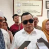 Kuasa Hukum 39 eks Karyawan PDJT Kota Bogor, Roy Sianipar bersama sejumlah eks karyawan PDJT. (Yudha Prananda / Jabar Ekspres)