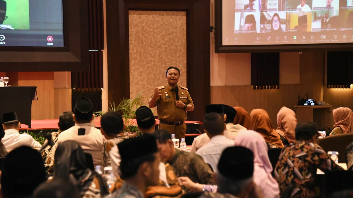 Sekda Herman Harap Guru Madrasah Cetak Calon Pemimpin Berkarakter Sekda Jabar Herman Suryatman menghadiri Bimbingan Teknis Pengelolaan Dana Hibah Bantuan Pendidikan Menengah Universal (BPMU) Tahun Anggaran 2024 di Grand Sunshine Convention & Resort, Kabupaten Bandung, Senin (12/8/2024).