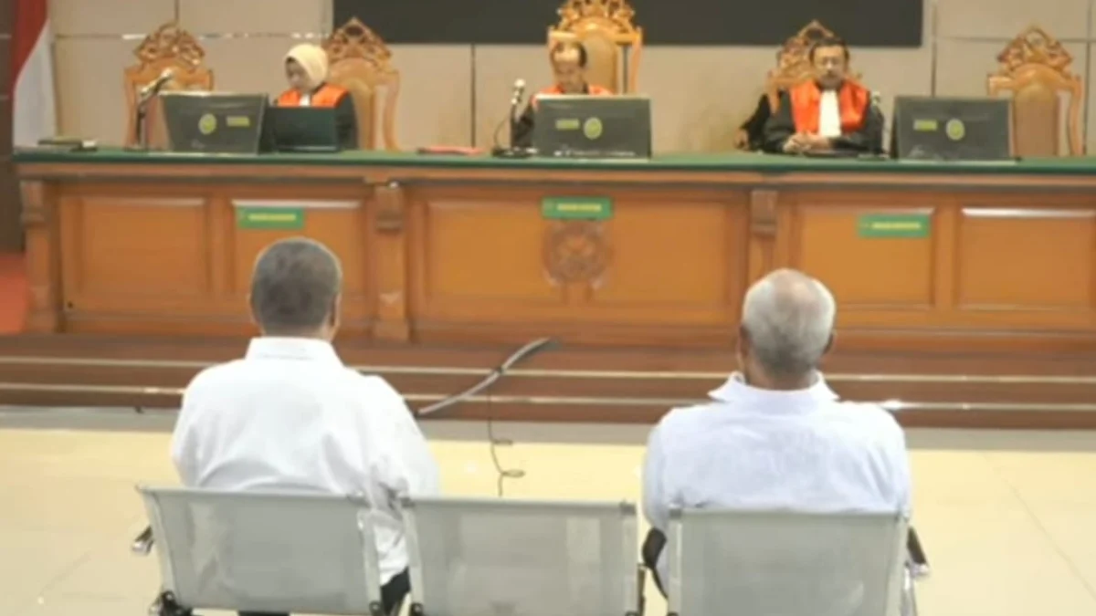 Persidangan Sengketa Lahan Dago Elos Ketiga, JPU Sorot Sejumlah Poin Penting Duo Muller mengahadap majelis hakim dalam agenda persidangan sengketa lahan Dago Elos ketiga, di Pengadilan Negeri Bandung, pada Selasa (13/8).