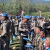 Kadivhubinters Polri Irjen Pol Krishna Murti saat memberikan pembaretan kepada salah satu kontingen Garuda Bhayangkara Satgas FPU 6 Minusca di Rancaupas, Rancabali, Kabupaten Bandung, Selasa (13/8/2024). Foto Agi Jabar Ekspres