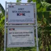 Papan bertuliskan KPK menyita aset sebidang tanah terpasang di Desa Medanglayang Kecamatan Panumbangan Kabupaten Ciamis Jawa Barat, Rabu 14 Agustus 2024. (Istimewa)