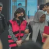 Tim Penyidik menahan tersangka Helena Lim (HLN) atas dugaan kasus korupsi komoditas timah, Selasa (26/3/2024). (Instagram/Kejaksaan_RI)