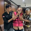Supianto (SPT) menangis saat keluar dari ruang pemeriksaan dan ditetapkan sebagai tersangka baru di kasus dugaan korupsi timah, Selasa (13/8). (YouTube/Kejaksaan RI)