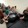Sejumlah anak dengan disabilitas fisik di Kota Cimahi mengikuti layanan fisioterapi gratis, Rabu (14/8/2024). (Jabar Ekspres/Mong)