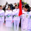 Presiden Joko Widodo mengukuhkan 76 pelajar menjadi anggota Pasukan Pengibar Bendara Pusaka (Paskibraka) Tahun 2024 di Istana Negara, Ibu Kota Nusantara (IKN), pada Selasa, 13 Agustus 2024. Foto: BPMI Setpres/Muchlis Jr