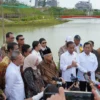 Presiden Joko Widodo dan Wakil Presiden Ma’ruf Amin didampingi Menteri Basuki beserta para Menteri Kabinet Indonesia Maju meninjau Embung MBH dan Plaza Seremoni di IKN