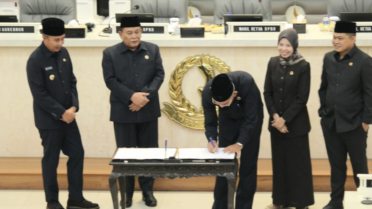 Penandatanganan persetujuan KUA dan PPAS di Paripurna DPRD Jabar, Rabu (14/8)