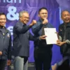 Ketua DPW NasDem Jabar, Saan Mustopa saat berikan rekomendasi kepada Ade Sudrajat untuk menjadi pasangan Hengky Kurniawan di Pilkada KBB 2024. Dok istimewa