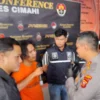 S (Pelaku) saat Mengakui Pembunuhan pada Istrinya dan Menyimpan Jasadnya Karena Masih Cinta dan tak Mau Ditinggal Pada Kapolres Cimahi, AKBP Tri Suhartanto di Polres Cimahi, Rabu (14/8). (Mong)