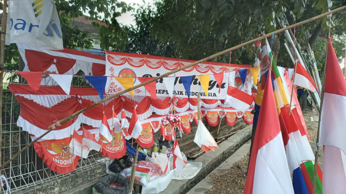 Sambut HUT ke-79 RI, Penjual Bendera Merah Putih Kian Marak Momentum Kemerdekaan: Penjualan bendera merah putih kian marak dan banyak ditemui di sejumlah titik di Kota Bandung. (Febrianti Syaputri/Jabar Ekspres)