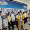 Kepala BBWS Citanduy Elroy Koyari (lima dari kiri) bersiap memulai penandaan impounding atau pengisian air di Bendungan Leuwikeris Kabupaten Ciamis Jawa Barat, Kamis 15 Agustus 2024. (Istimewa)