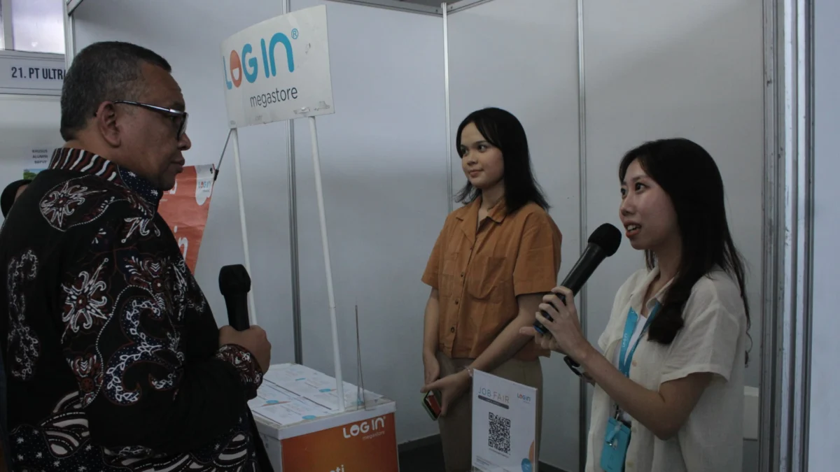 Vokasifest BBPVP Bandung, Ada Jobfair hingga Service Gratis untuk Ojek! Wakil Menteri Ketenagakerjaan Afriansyah Noor (kiri) saat berdialog dengan perwakilan perusahaan pada Jobfair di vokasifest BBPVP Bandung, Kamis (15/8). (Jabar Ekspres/Son)