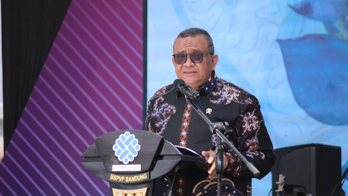 Wamenaker Afriansyah Sindir Kepala Daerah agar Tak Fokus Bangun Infrastrutur Saja: Fikirkan Penciptaan SDM yang Baik! Wakil Menteri Ketenagakerjaan Afriansyah Noor enyindir kepala daerah saat berkunjung ke Balai Besar Pelatihan Vokasi dan Produktivitas (BBPVP) Bandung, Kamis (15/8). (Jabar Ekspres/Son)