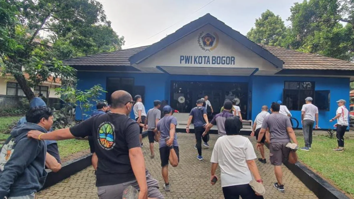 Sejumlah anggota PWI Kota Bogor mengikuti rangkaian program Jumat Sehat, (16/8). (Yudha Prananda / Jabar Ekspres)