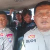 Petugas Polsek Paseh saat berhasil membawa DH (22) pelaku pembegalan dan pelecehan kepada seorang pelajar di Paseh, Kabupaten Bandung, Jumat (16/8). Foto Istimewa