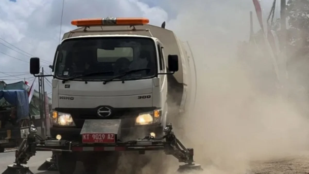 Jelang HUT RI ke-79, Kementerian PUPR Bersihkan Jalan Negara di IKN Mobil road sweeper bersihkan debu jalanan di IKN jelang HUT RI ke-79. (foto/ANTARA)
