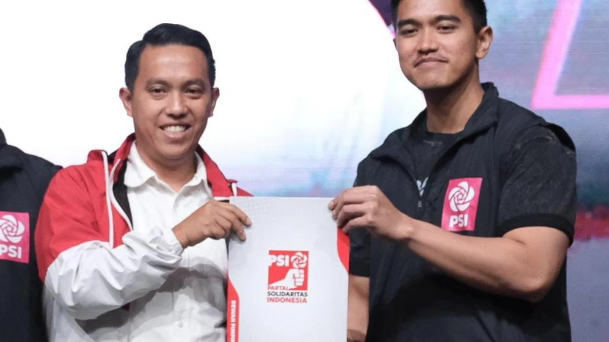 Ketum PSI, Kaesang Pangarep menyerahkan surat rekomendasi Calon Wali Kota Bogor kepada Sendi Fardiansyah. (Yudha Prananda / Istimewa)