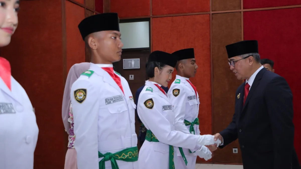 Doc. Pj Wali Kota Cimahi, Dicku Saromi Mengukuhkan 37 Paskibraka Kota Cimahi di Gedung Techno Park, Jumat (16/8). (Ist)