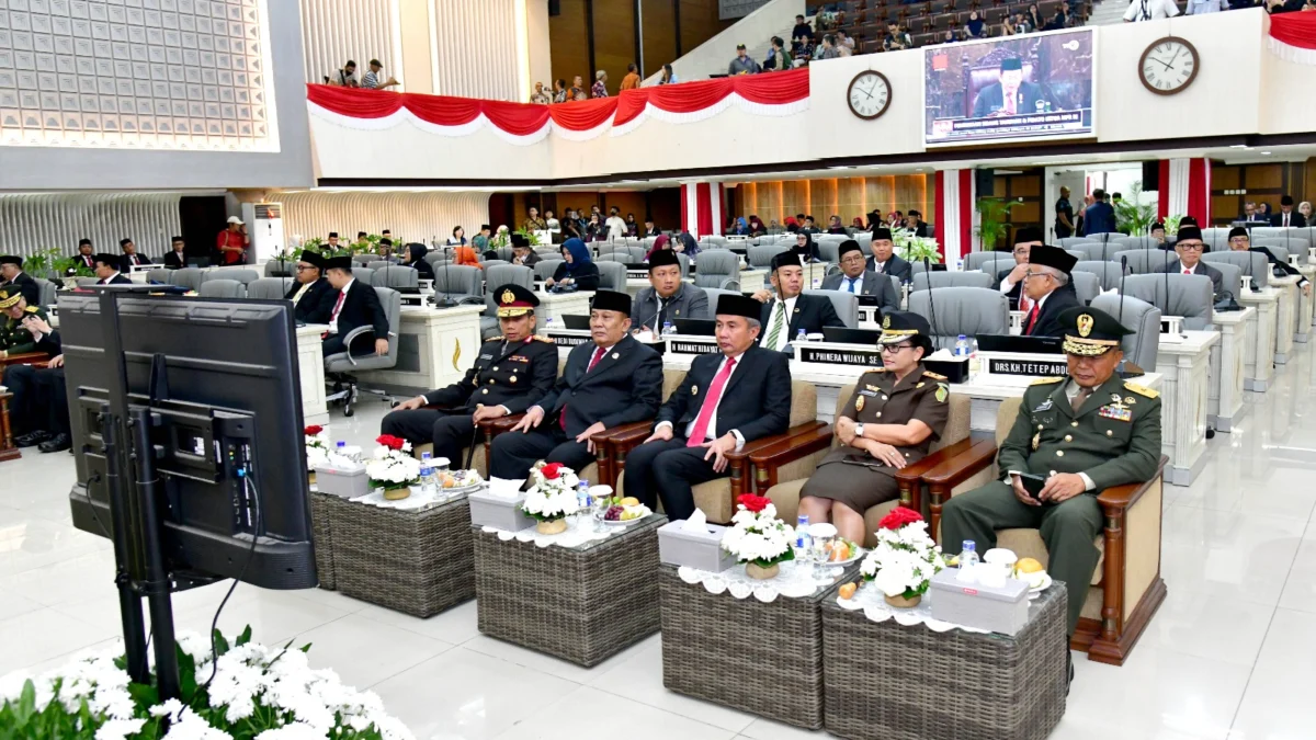 Bey Machmudin Dengarkan Pidato Kenegaraan Terakhir Presiden Jokowi Bey Machmudin Dengarkan Pidato Kenegaraan Terakhir Presiden Jokowi