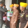 Komandan Kodim 06/06 Kota Bogor, Kolonel Infanteri Fikri Ferdian saat menyerahkan bantuan sembako dan uang tunai kepada puluhan veteran, Sabtu (17/8). (Yudha Prananda / Jabar Ekspres)