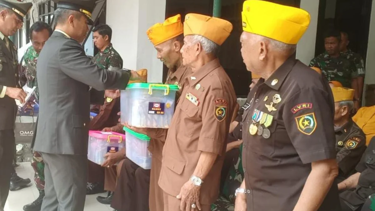 Komandan Kodim 06/06 Kota Bogor, Kolonel Infanteri Fikri Ferdian saat menyerahkan bantuan sembako dan uang tunai kepada puluhan veteran, Sabtu (17/8). (Yudha Prananda / Jabar Ekspres)